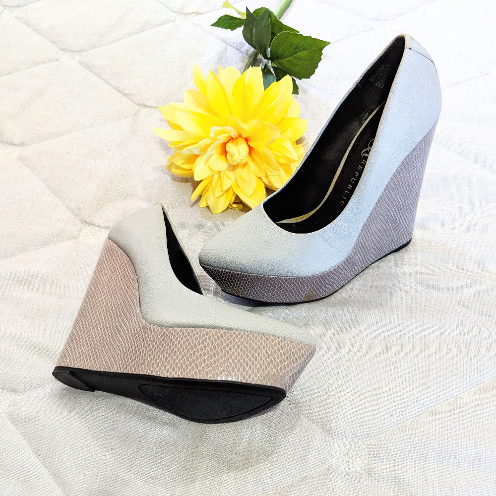 ROCK & REPUBLIC Gray Wedge Platforms Sz 8M